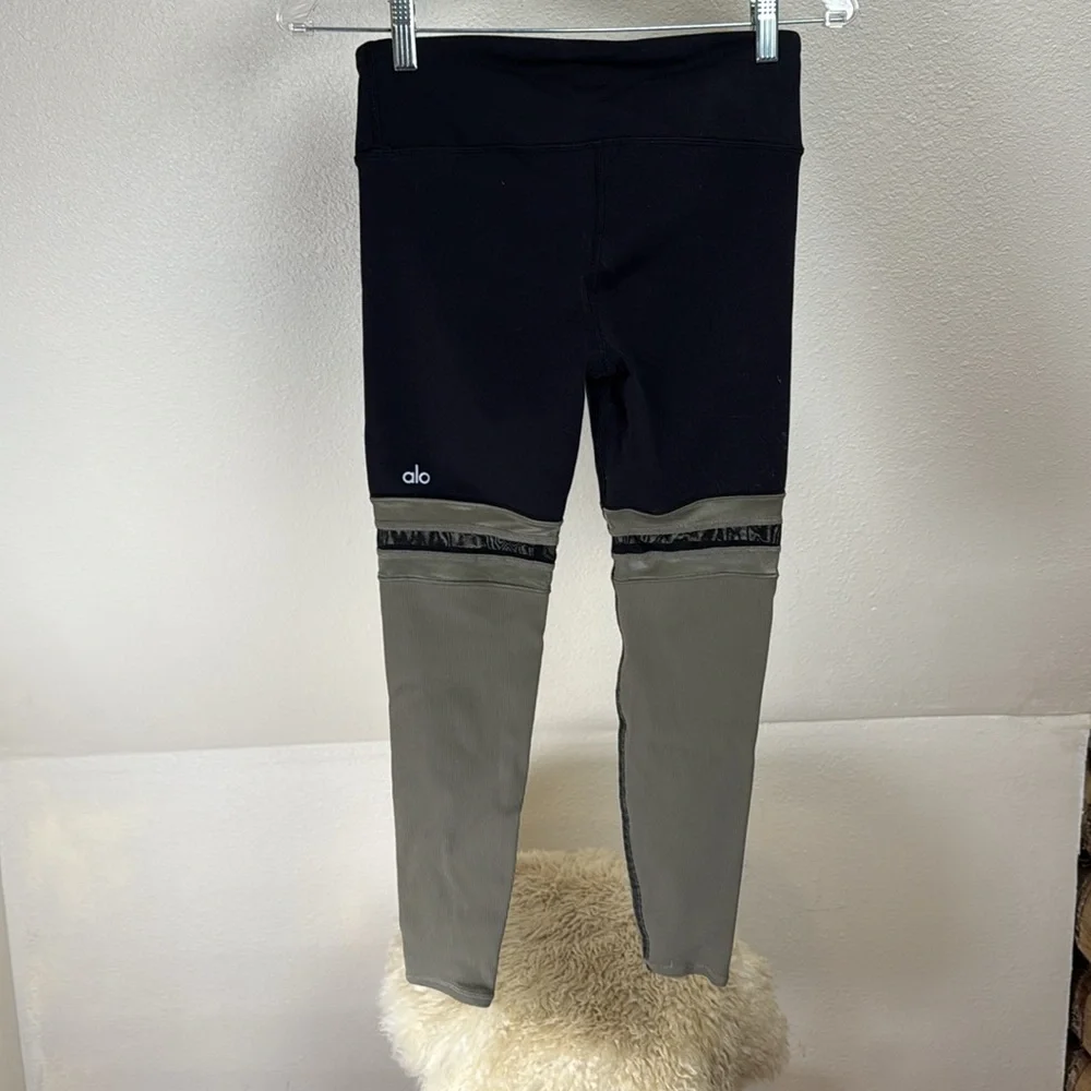 ALO Yoga Black and Olive green Leggings. Size XS